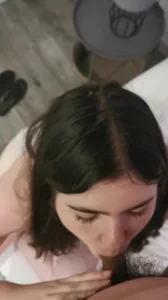 19岁白人女大，露脸口和插入