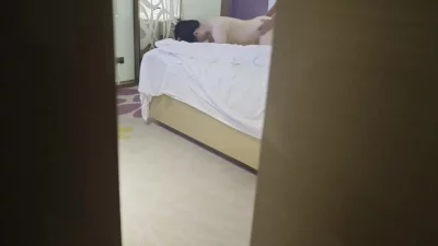 绿帽视角：看着骚老婆被单男后入，心情紧张又兴奋