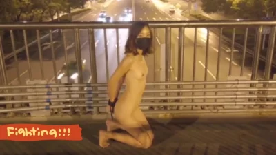 母狗爬行放尿！极限露出挑战！